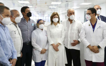 Vicepresidenta y Ministro de Salud Pública realizan visitas a clínicas privadas de Santiago