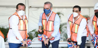Presidente da primer picazo construcción espigón para pescadores