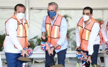 Presidente da primer picazo construcción espigón para pescadores