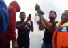 Encuentran escombros del avión de pasajeros indonesio y restos humanos en aguas de Yakarta (VIDEO)