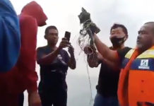 Encuentran escombros del avión de pasajeros indonesio y restos humanos en aguas de Yakarta (VIDEO)