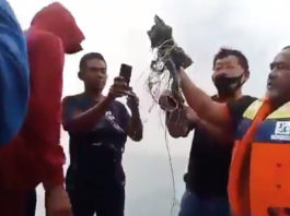 Encuentran escombros del avión de pasajeros indonesio y restos humanos en aguas de Yakarta (VIDEO)