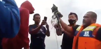 Encuentran escombros del avión de pasajeros indonesio y restos humanos en aguas de Yakarta (VIDEO)