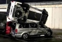Enfadado con Mercedes, un ex empleado destruyó 50 vehículos con una excavadora