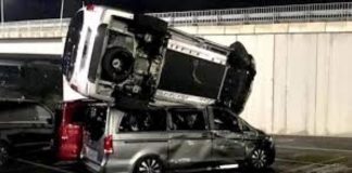Enfadado con Mercedes, un ex empleado destruyó 50 vehículos con una excavadora