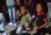 Circula video de dos niños ingiriendo alcohol en fiesta callejera