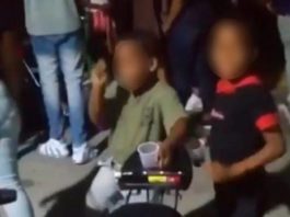 Circula video de dos niños ingiriendo alcohol en fiesta callejera