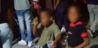 Circula video de dos niños ingiriendo alcohol en fiesta callejera