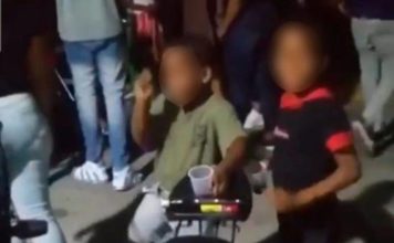 Circula video de dos niños ingiriendo alcohol en fiesta callejera