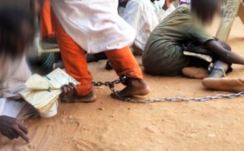 «Levanté la mirada y vi que tenían grilletes»: las escuelas islámicas en las que encadenan a los niños