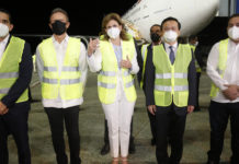 Gobierno recibe 768 mil vacunas procedentes de China