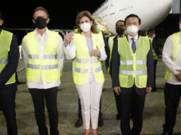 Gobierno recibe 768 mil vacunas procedentes de China