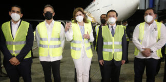 Gobierno recibe 768 mil vacunas procedentes de China