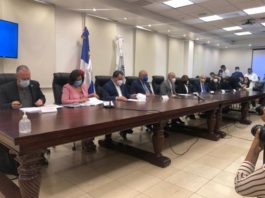 Educación anuncia prepara plan para clases semipresencial o presencial