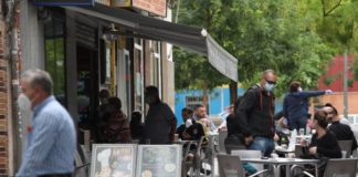 Madrid relaja ligeramente las restricciones sin doblegar la tercera ola