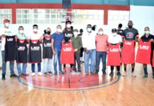 Alcalde Manuel Jiménez entrega indumentaria de entrenamiento a los equipos de la LBO