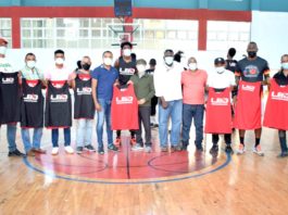 Alcalde Manuel Jiménez entrega indumentaria de entrenamiento a los equipos de la LBO
