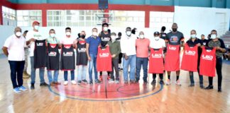 Alcalde Manuel Jiménez entrega indumentaria de entrenamiento a los equipos de la LBO