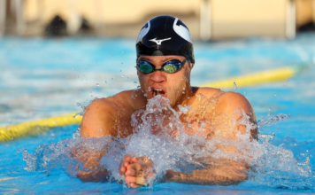 Nadador Josué Domínguez sobresale en campeonato universitario USA
