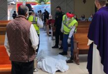 Hombre fallece de rodillas frente al altar de iglesia