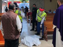 Hombre fallece de rodillas frente al altar de iglesia
