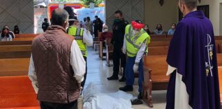 Hombre fallece de rodillas frente al altar de iglesia