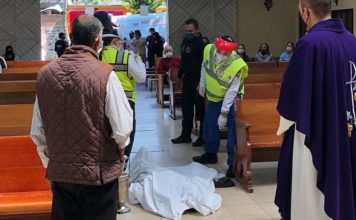 Hombre fallece de rodillas frente al altar de iglesia