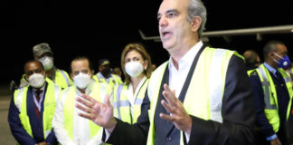 Presidente Abinader y la vicepresidenta Raquel Peña recibieron en el AILA primeras vacunas contra COVID-19