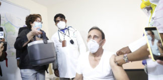 Médicos de la clínica Cruz Jiminián reciben primera dosis de la vacuna contra el Covid-19