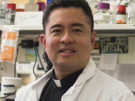 Sacerdote católico desarrolla vacuna contra el Covid-19 para los pobres