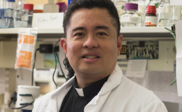 Sacerdote católico desarrolla vacuna contra el Covid-19 para los pobres