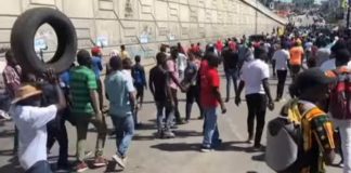 Miles de haitianos toman las calles para exigir la renuncia de Moise