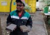 Mujer de Kenia, África convierte el plástico reciclado en losas de pavimento de alta calidad y bajo costo