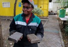 Mujer de Kenia, África convierte el plástico reciclado en losas de pavimento de alta calidad y bajo costo