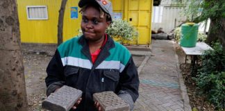 Mujer de Kenia, África convierte el plástico reciclado en losas de pavimento de alta calidad y bajo costo