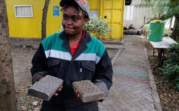 Mujer de Kenia, África convierte el plástico reciclado en losas de pavimento de alta calidad y bajo costo