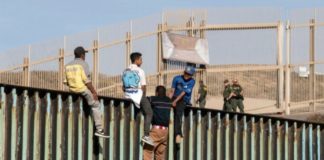 Biden solicita al Supremo posponer construcción del muro con México