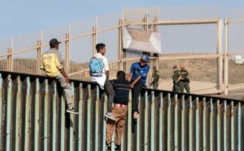 Biden solicita al Supremo posponer construcción del muro con México