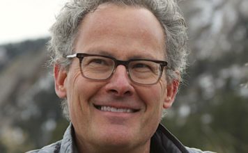 Nicholas Carr: «Nos estamos volviendo menos inteligentes, más cerrados de mente e intelectualmente limitados por la tecnología»