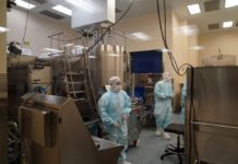 EE. UU. tiene sin usar decenas de millones de la vacuna de AstraZeneca que el mundo necesita