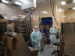 EE. UU. tiene sin usar decenas de millones de la vacuna de AstraZeneca que el mundo necesita