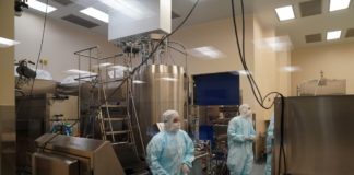 EE. UU. tiene sin usar decenas de millones de la vacuna de AstraZeneca que el mundo necesita