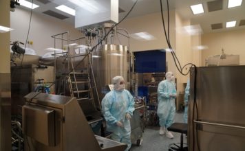 EE. UU. tiene sin usar decenas de millones de la vacuna de AstraZeneca que el mundo necesita