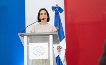 Primera dama inaugura la iniciativa “Aprendiendo para la vida” con charla en Santo Domingo Oeste