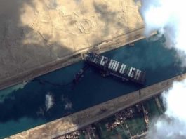 Reportan que el enorme carguero Ever Given se movió por primera vez tras encallar en el canal de Suez