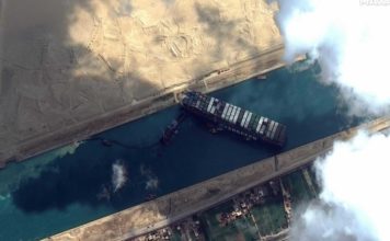 Reportan que el enorme carguero Ever Given se movió por primera vez tras encallar en el canal de Suez