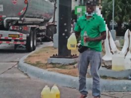 Venta de gasolina en toque de queda; negocio clandestino que lucra y saca de apuros