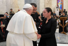 ISIS mató a su hijo, ella perdonó a los asesinos y conmovió al Papa en Irak