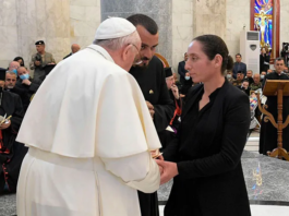 ISIS mató a su hijo, ella perdonó a los asesinos y conmovió al Papa en Irak