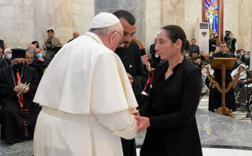 ISIS mató a su hijo, ella perdonó a los asesinos y conmovió al Papa en Irak